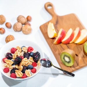 Gesunder Snack aus Obst und Nüssen