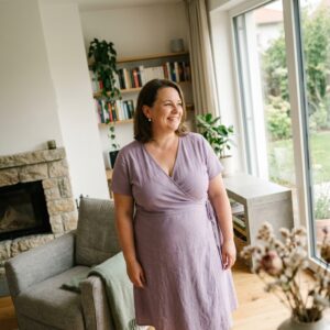 KI-generiert: Frau lächelt