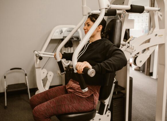 Woman wrking out in the gym.