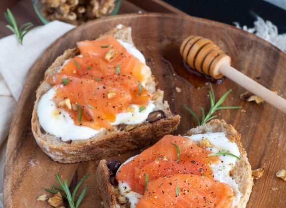 toast with cream cheese and smoked salmon