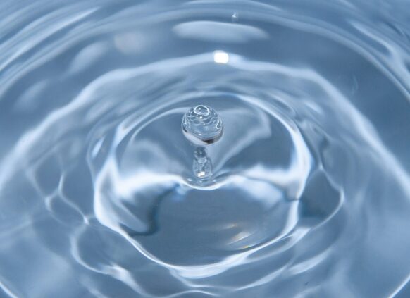 Close-up of a water droplet splash symbolizing purity and hydration during a 24-hour fast