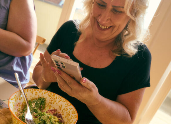 Oviva patient taking a photo of her meal