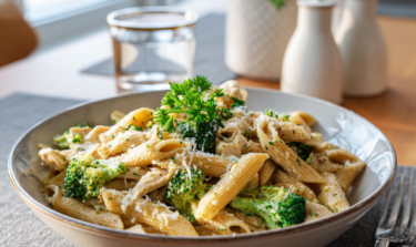Bowl of wholewheat chicken penne with broccoli