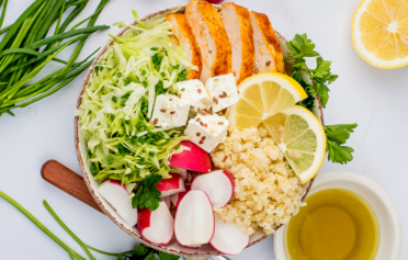 Liver-friendly meal of salad and protein